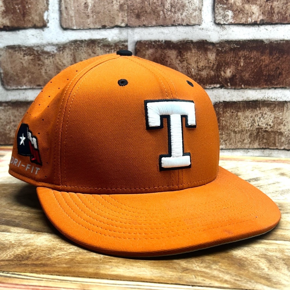NIKE TEXAS LONGHORNS MENS
BURNT ORANGE DUGOUT TRUE AERO
BILL FITTED HAT